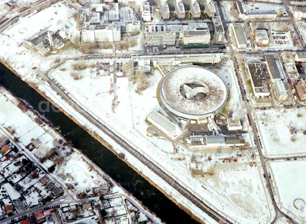 Aerial photograph Berlin - Wintry snowy research building and office complex Elektronen- Speicherring BESSY - Synchrotronstrahlungsquelle in the district Adlershof in Berlin, Germany