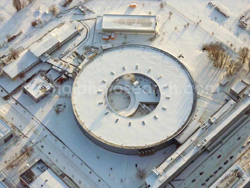 Aerial photograph Berlin - Wintry snowy research building and office complex Elektronen- Speicherring BESSY - Synchrotronstrahlungsquelle in the district Adlershof in Berlin, Germany