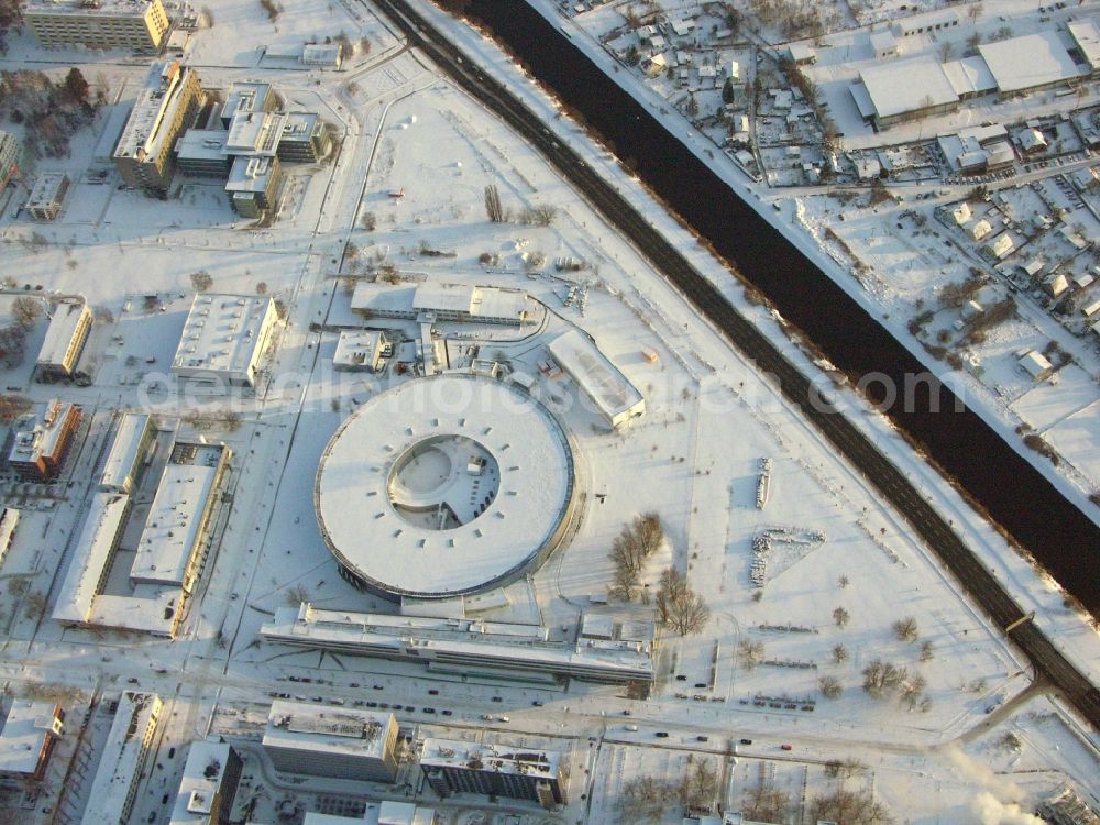 Aerial photograph Berlin - Wintry snowy research building and office complex Elektronen- Speicherring BESSY - Synchrotronstrahlungsquelle in the district Adlershof in Berlin, Germany