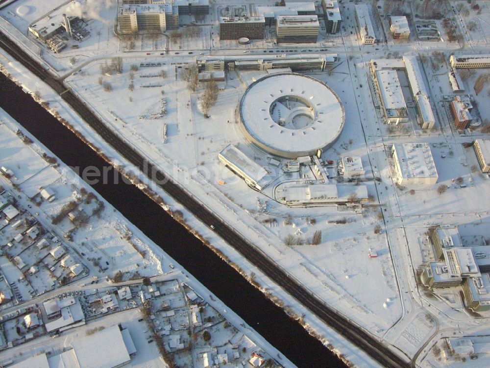 Aerial photograph Berlin - Wintry snowy research building and office complex Elektronen- Speicherring BESSY - Synchrotronstrahlungsquelle in the district Adlershof in Berlin, Germany