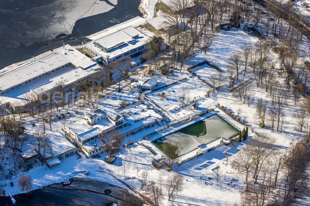 Duisburg from the bird's eye view: Wintry snowy swimming pool of the Amateur-Schwimm-Club Duisburg e.V. in Duisburg in the state North Rhine-Westphalia, Germany