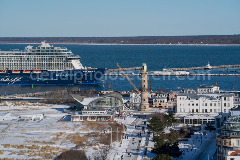 Rostock from above - Wintry snowy tables and benches of open-air restaurants Gebaeude - Ensemble Leuchtturm - Teepott in the district Warnemuende in Rostock in the state Mecklenburg - Western Pomerania, Germany