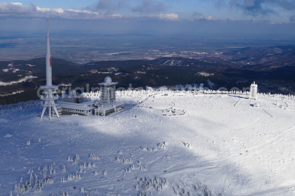 Schierke from the bird's eye view: Wintry snowy radio tower and transmitter on the crest of the mountain range Brocken in Harz in Schierke Harz in the state Saxony-Anhalt, Germany