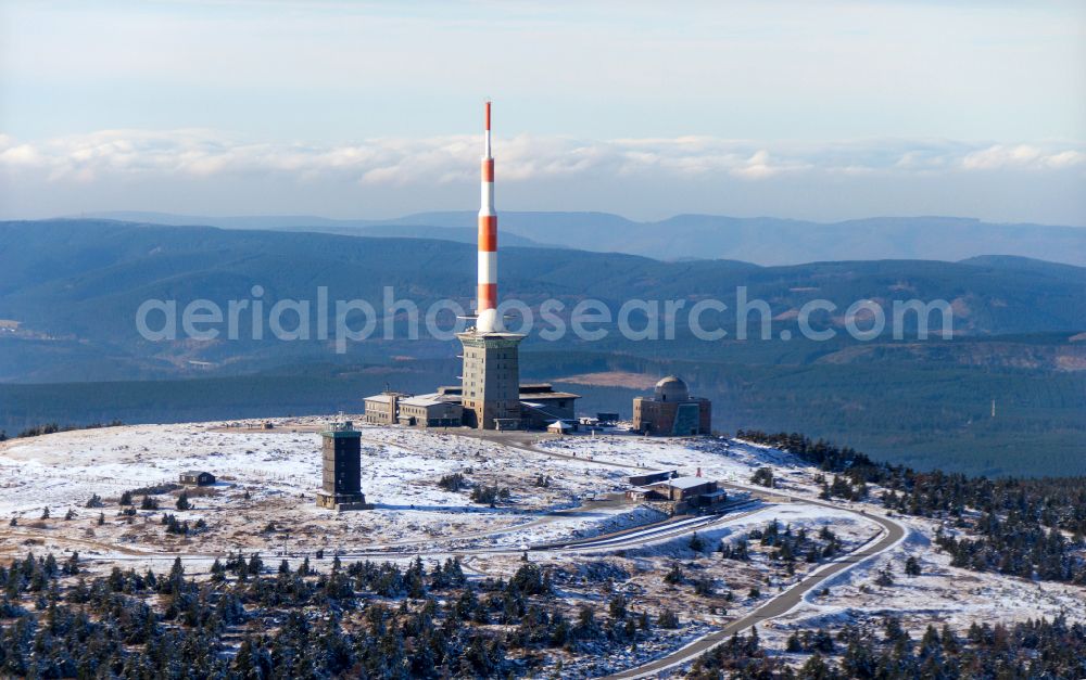 Schierke from the bird's eye view: Wintry snowy radio tower and transmitter on the crest of the mountain range Brocken in Harz in Schierke Harz in the state Saxony-Anhalt, Germany