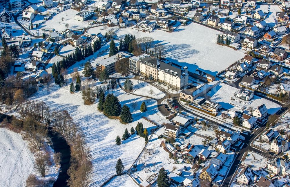 Aerial photograph Arnsberg - Wintry snowy - building of the old people's home - senior citizen's residence of the home Elisabeth and the sister's home in the district of Gloesingen in Arnsberg in the federal state North Rhine-Westphalia