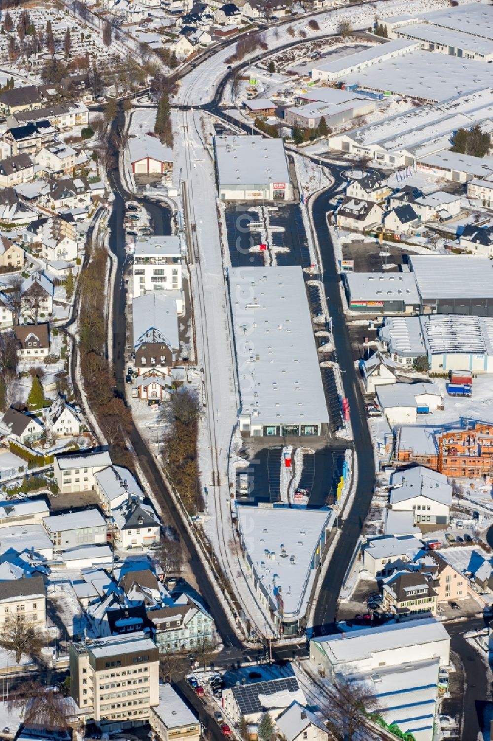 Brilon from above - Wintry snowy Building of the shopping center der Dirk Rossmann GmbH an der Freiladestrasse in Brilon in the state North Rhine-Westphalia