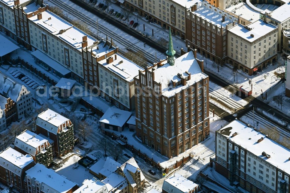 Rostock from the bird's eye view: Wintry snowy building of the shopping center Hanse Passage in Old town in Rostock in the state Mecklenburg - Western Pomerania, Germany