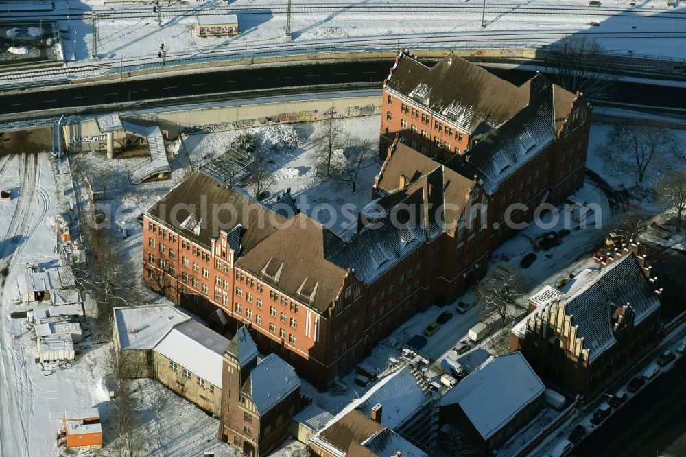 Aerial photograph Berlin - Wintry snowy Building the hostel DJH Jugendherberge Berlin Ostkreuz an der Marktstrasse in Berlin in Germany