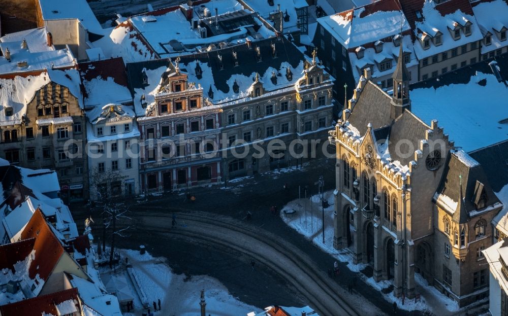 Erfurt from above - Wintry snowy town Hall building of the city administration on Fischmarkt in of Altstadt in Erfurt in the state Thuringia, Germany