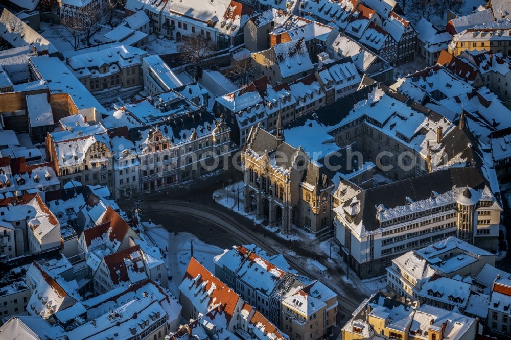 Erfurt from the bird's eye view: Wintry snowy town Hall building of the city administration on Fischmarkt in of Altstadt in Erfurt in the state Thuringia, Germany