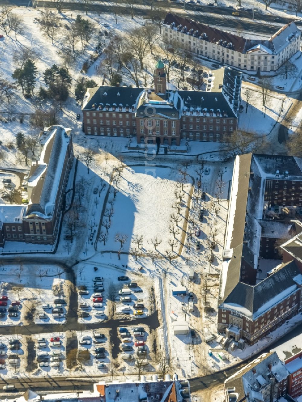 Aerial image Herne - Wintry snowy town Hall building of the city administration on Friedrich-Ebert-Platz in Herne at Ruhrgebiet in the state North Rhine-Westphalia, Germany