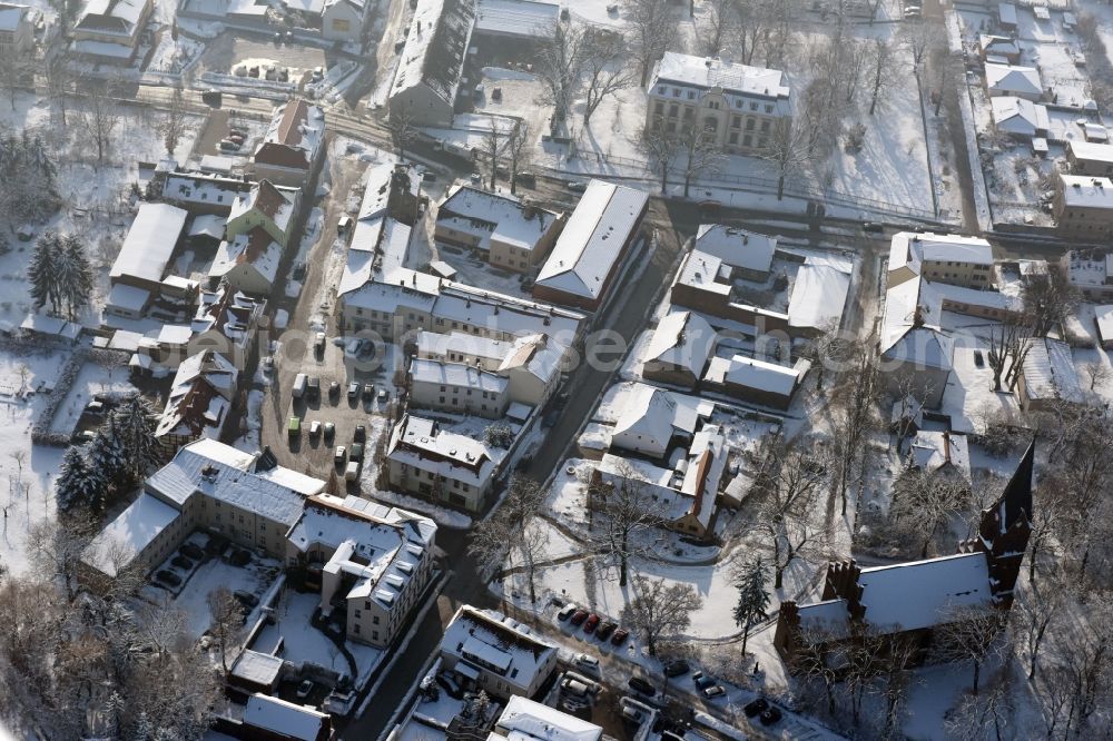 Werneuchen from the bird's eye view: Wintry snowy town Hall building of the City Council at the market downtown in Werneuchen in the state Brandenburg