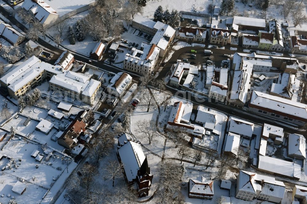 Aerial photograph Werneuchen - Wintry snowy town Hall building of the City Council at the market downtown in Werneuchen in the state Brandenburg