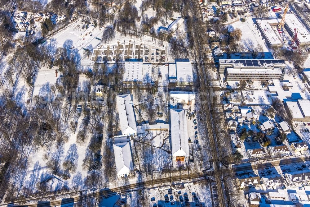 Aerial photograph Unna - Wintry snowy building complex of the vocational school Maerkisches Berufskolleg on Parkstrasse in Unna in the Ruhr area in the state North Rhine-Westphalia, Germany