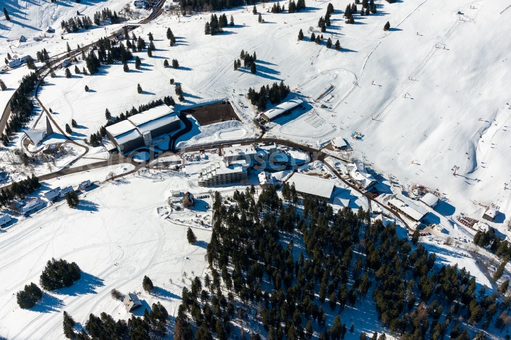 Aerial photograph Feldberg (Schwarzwald) - Wintry snowy complex of the hotel building Feldberger Hof in Feldberg (Schwarzwald) at Schwarzwald in the state Baden-Wuerttemberg, Germany