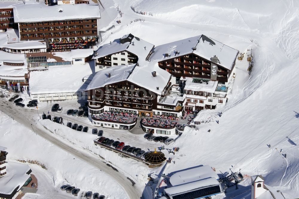 Gurgl from the bird's eye view: Wintry snowy complex of the hotel building Skigebiet Hochgurl-Obergurgl in Gurgl in Tirol, Austria