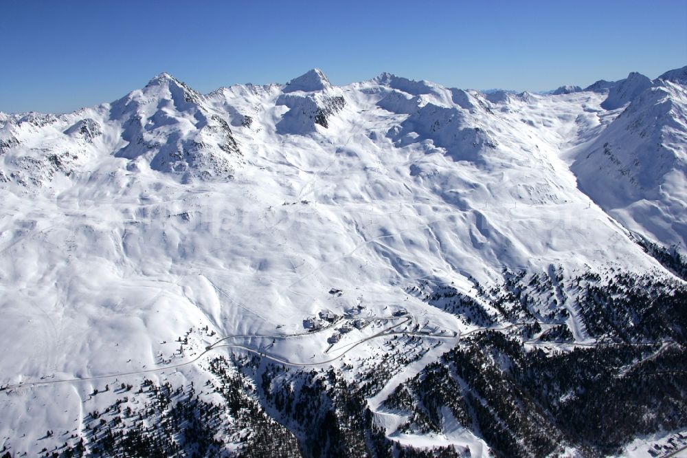 Gurgl from the bird's eye view: Wintry snowy complex of the hotel building Skigebiet Hochgurl-Obergurgl in Gurgl in Tirol, Austria