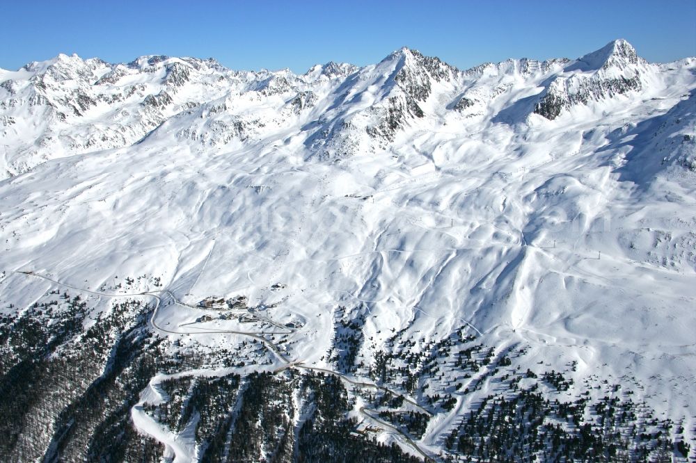 Aerial photograph Gurgl - Wintry snowy complex of the hotel building Skigebiet Hochgurl-Obergurgl in Gurgl in Tirol, Austria