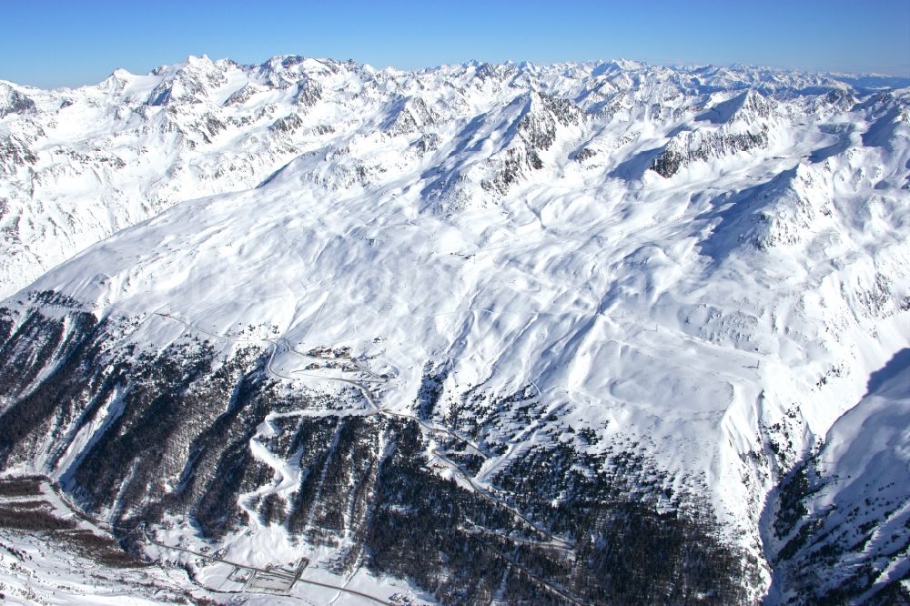 Gurgl from the bird's eye view: Wintry snowy complex of the hotel building Skigebiet Hochgurl-Obergurgl in Gurgl in Tirol, Austria