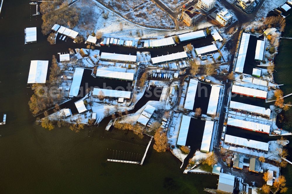 Aerial photograph Schwerin - Wintry snowy building complex of the police Wasserschutzpolizeiinspektion at Schweriner Innensee in Schwerin in the state Mecklenburg - Western Pomerania, Germany