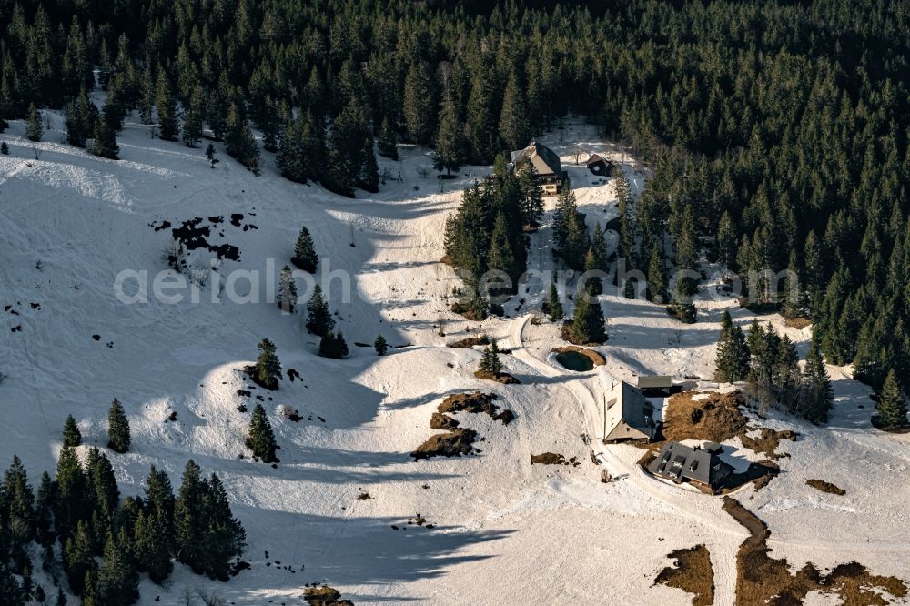 Feldberg (Schwarzwald) from the bird's eye view: Wintry snowy homestead of a farm Baldenweger Huetteund Feldberg Naturfreundehaus in Feldberg (Schwarzwald) in the state Baden-Wuerttemberg, Germany