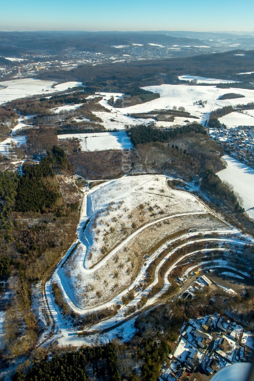 Arnsberg from the bird's eye view: Wintry snowy Site of heaped landfill in the district Mueschede in Arnsberg in the state North Rhine-Westphalia