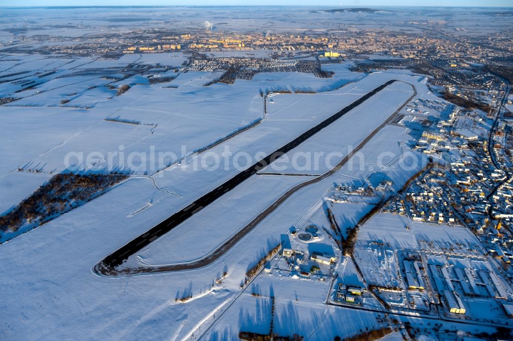 Erfurt from above - Wintry snowy runway with hangar taxiways and terminals on the grounds of the airport in the district Bindersleben in Erfurt in the state Thuringia, Germany