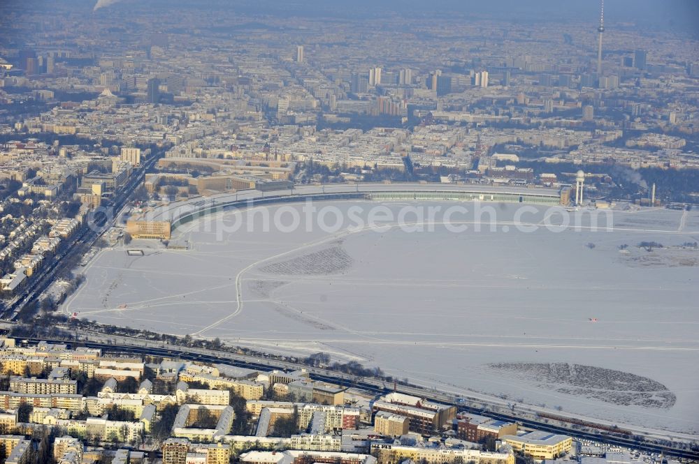 Aerial photograph Berlin - Wintry snowy runway with hangar taxiways and terminals on the grounds of the airport in the district Tempelhof in Berlin, Germany