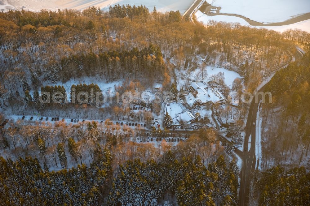 Möhnesee from the bird's eye view: Wintry snow-covered and snowy area and building of the restaurant Torhaus Moehnesee in Moehnesee in the federal state North Rhine-Westphalia