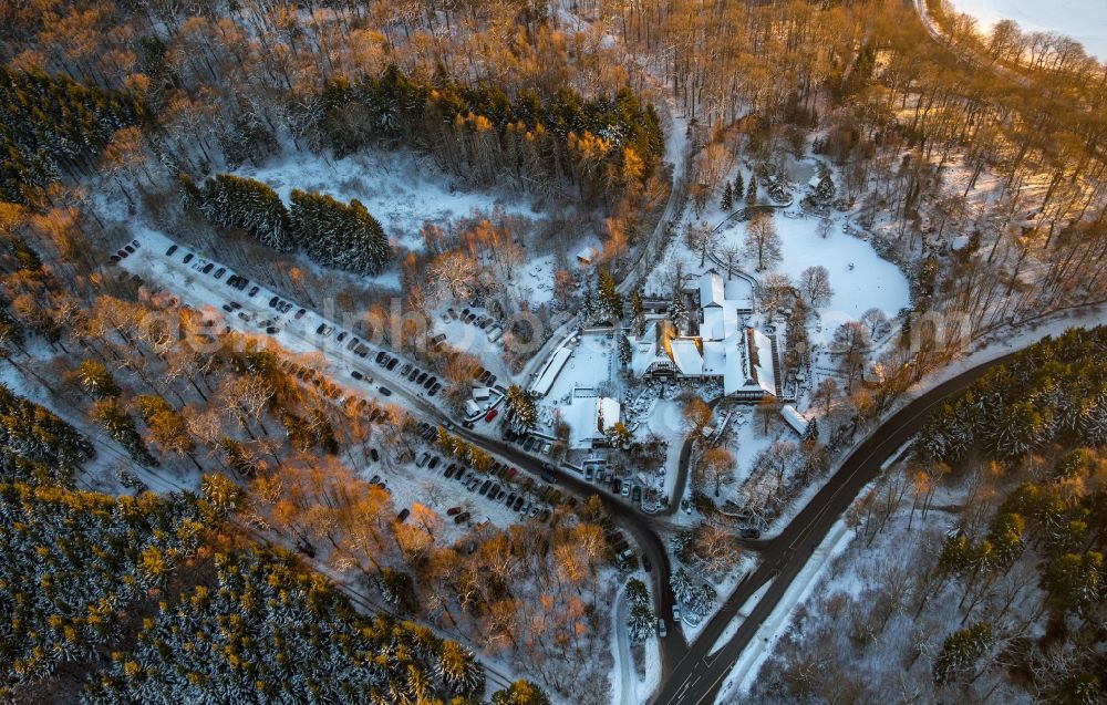 Aerial image Möhnesee - Wintry snow-covered and snowy area and building of the restaurant Torhaus Moehnesee in Moehnesee in the federal state North Rhine-Westphalia