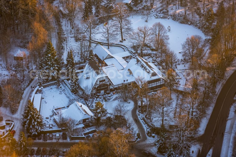 Aerial photograph Möhnesee - Wintry snow-covered and snowy area and building of the restaurant Torhaus Moehnesee in Moehnesee in the federal state North Rhine-Westphalia