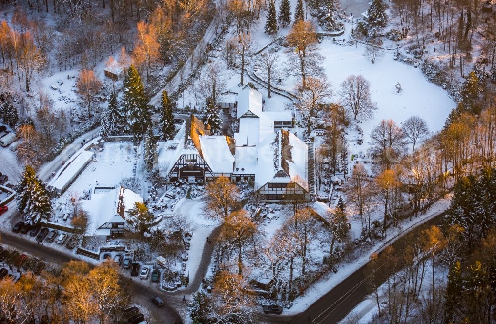 Möhnesee from the bird's eye view: Wintry snow-covered and snowy area and building of the restaurant Torhaus Moehnesee in Moehnesee in the federal state North Rhine-Westphalia