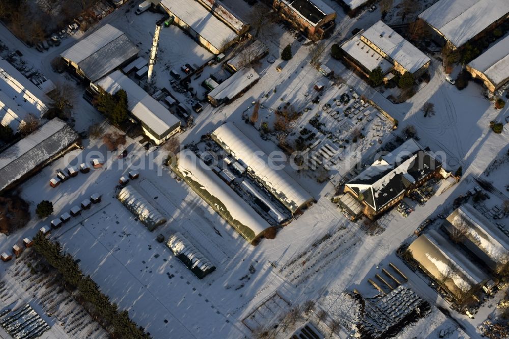 Aerial photograph Berlin - Wintry snowy autumnal area of the Spaethsche arboretum at the Spaethstrasse in the district Baumschulenweg of Berlin