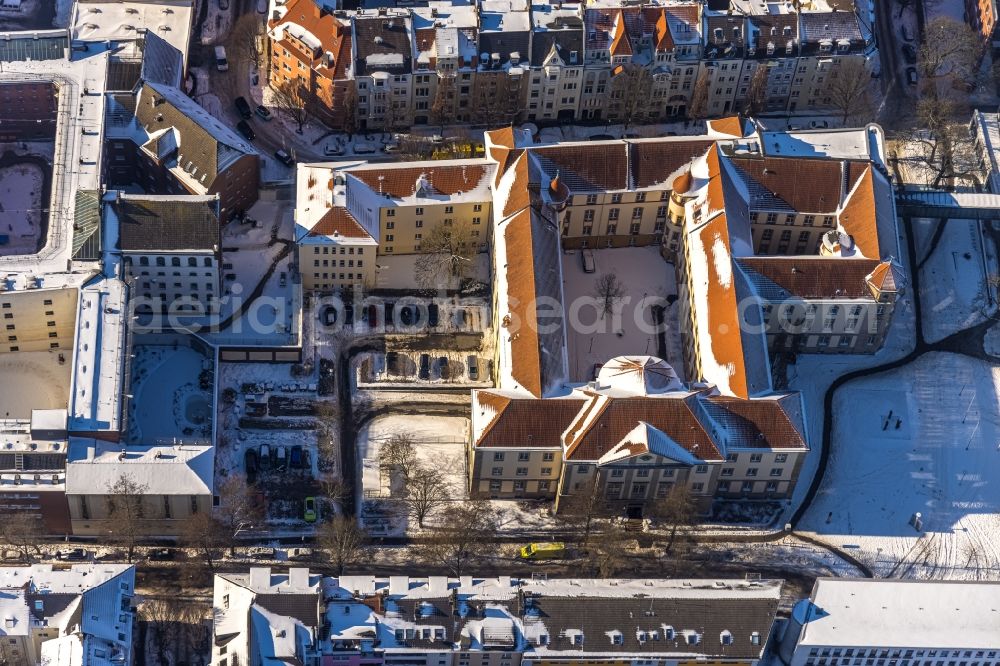 Dortmund from the bird's eye view: Wintry snowy court- Building complex of Amtsgericht Dortmund on Gerichtsstrasse in the district Kaiserbrunnen in Dortmund at Ruhrgebiet in the state North Rhine-Westphalia, Germany