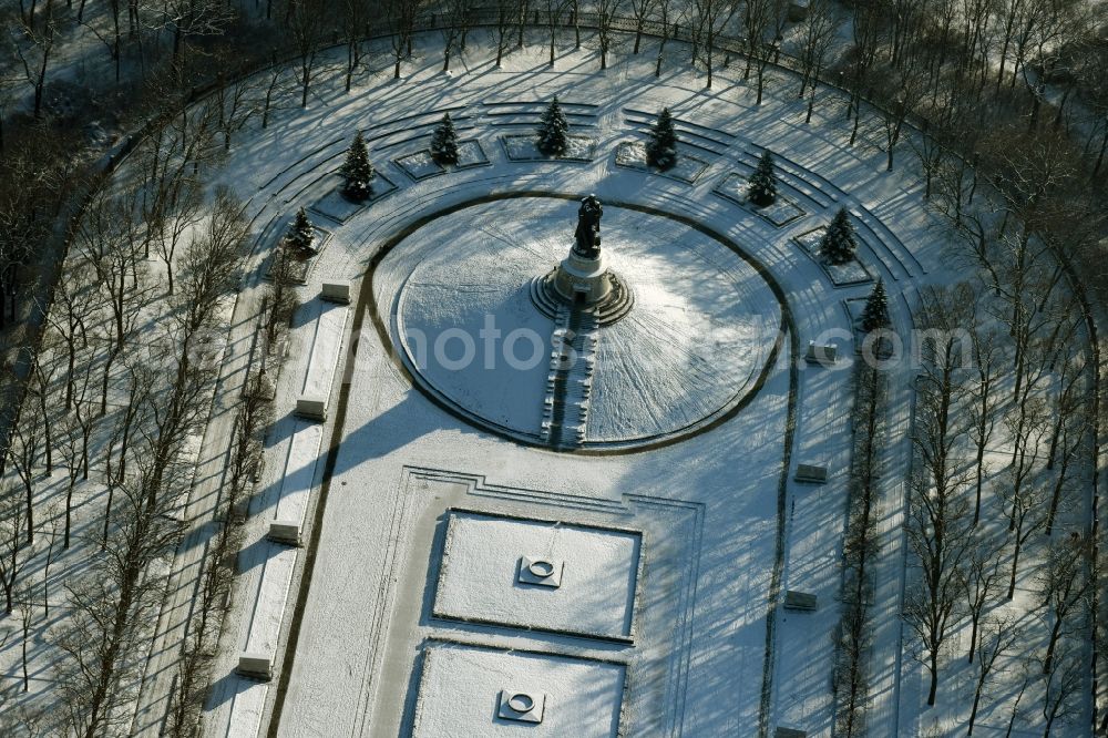 Aerial image Berlin - Wintry snowy tourist attraction of the historic monument Sowjetisches Ehrenmal Treptow in Berlin, Germany