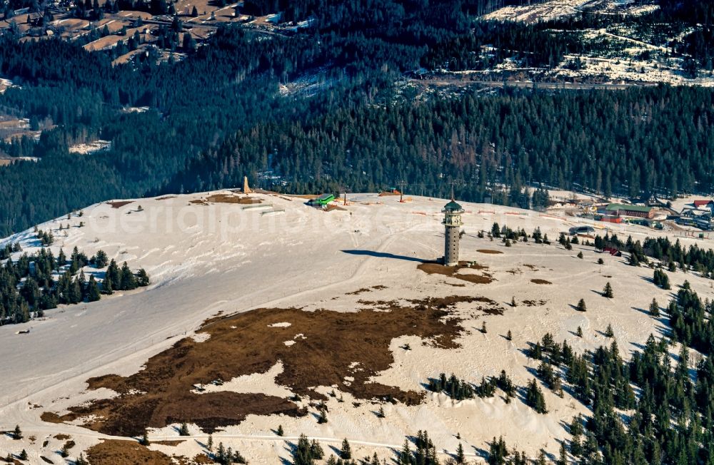 Aerial photograph Feldberg (Schwarzwald) - Wintry snowy mountainous landscape of the summit of Feldberg mountain at the Seebuck with the ski sports area and parcour of the World Cup of Ski Cross in Feldberg (Schwarzwald) in the state Baden-Wurttemberg, Germany