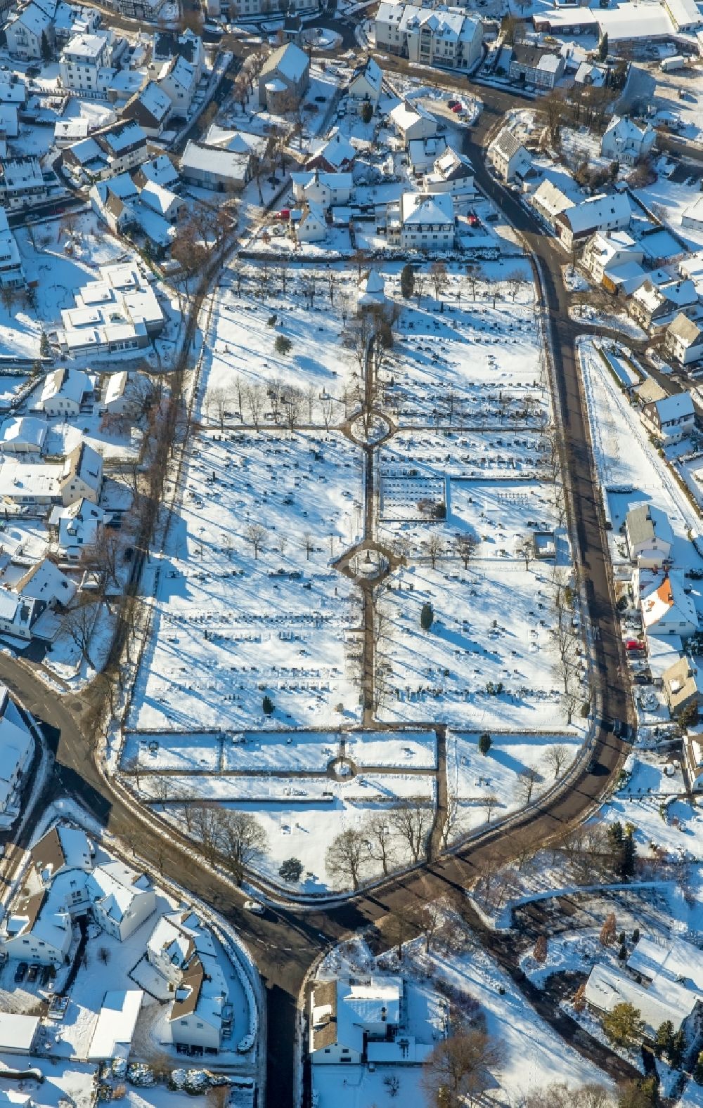 Aerial image Brilon - Wintry snowy Grave rows on the grounds of the cemetery in Brilon in the state North Rhine-Westphalia