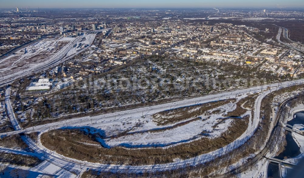 Aerial photograph Duisburg - Wintry snowy grave rows on the grounds of the cemetery Friedhof Sternbuschweg in Duisburg at Ruhrgebiet in the state North Rhine-Westphalia, Germany