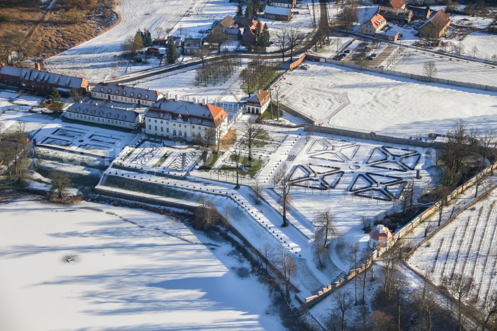 Meseberg from the bird's eye view: Wintry snowy castle Meseberg the Federal Government on the banks of Huwenowsees in the town district Meseberg in Brandenburg