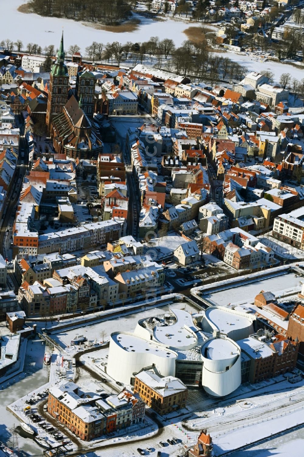 Stralsund from the bird's eye view: Wintry snowy harbor island by Ozeaneum Oceanographic Museum in Stralsund in Mecklenburg - Western Pomerania