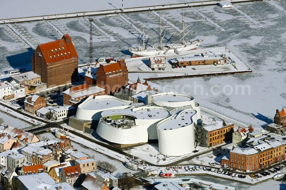 Stralsund from the bird's eye view: Wintry snowy harbor island by Ozeaneum Oceanographic Museum in Stralsund in Mecklenburg - Western Pomerania