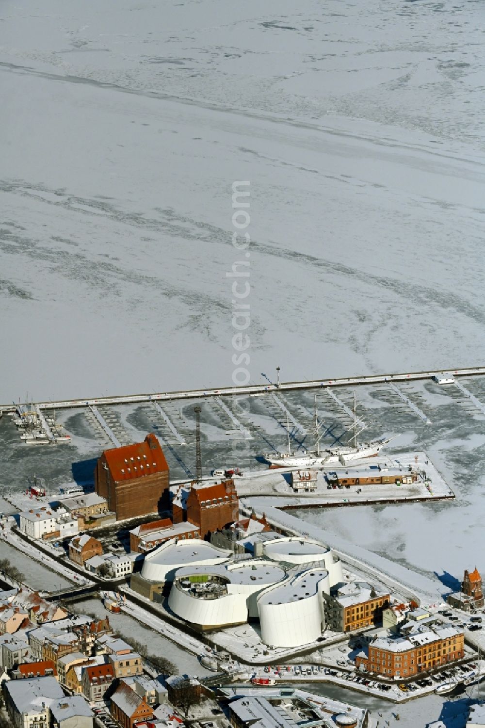 Aerial photograph Stralsund - Wintry snowy harbor island by Ozeaneum Oceanographic Museum in Stralsund in Mecklenburg - Western Pomerania