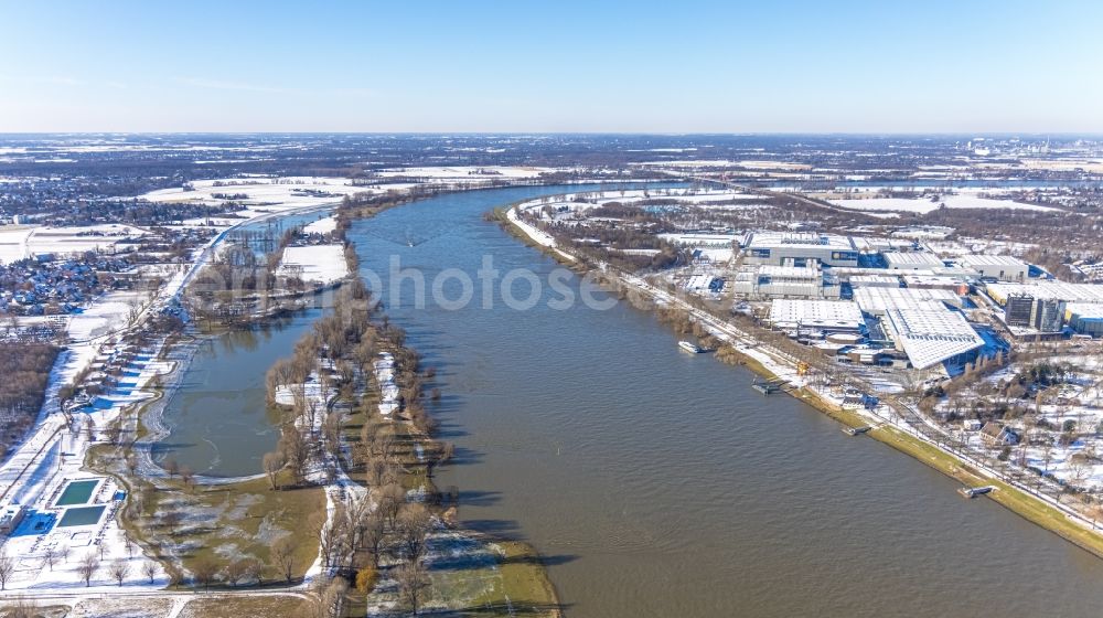 Aerial image Lörick - Wintry snowy peninsula on the banks of the river Rhine in Loerick in the Ruhr area in the state North Rhine-Westphalia, Germany