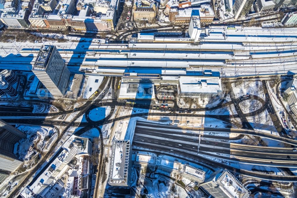 Essen from above - Wintry snowy federal police station on track progress and building of the main station of the railway in Essen at Ruhrgebiet in the state North Rhine-Westphalia, Germany