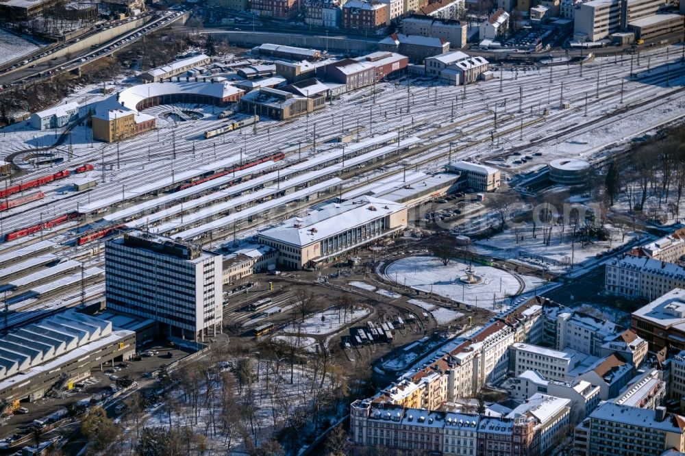 Aerial photograph Würzburg - Wintry snowy track progress and building of the main station of the railway in Wuerzburg in the state Bavaria, Germany