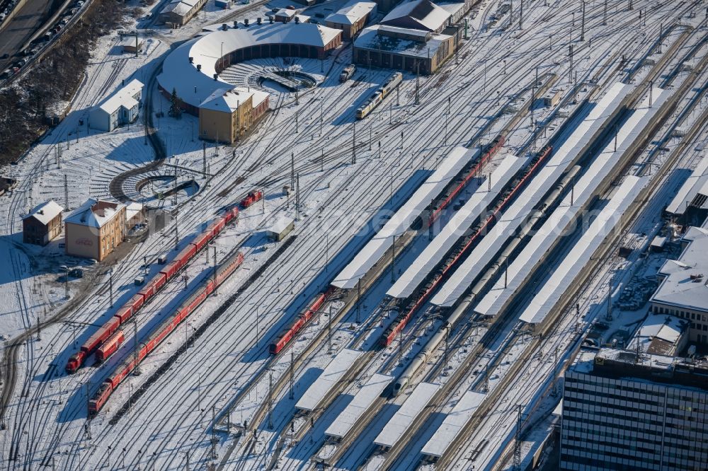 Würzburg from the bird's eye view: Wintry snowy track progress and building of the main station of the railway in Wuerzburg in the state Bavaria, Germany