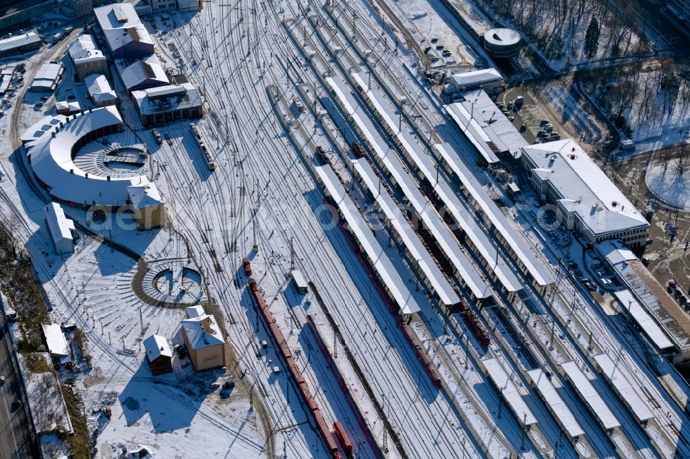 Aerial photograph Würzburg - Wintry snowy track progress and building of the main station of the railway in Wuerzburg in the state Bavaria, Germany