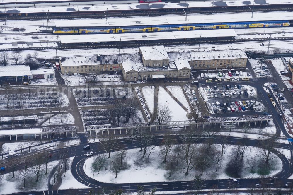 Aerial image Göttingen - Wintry snowy Track progress and building of the main station of the railway in Goettingen in the state Lower Saxony, Germany