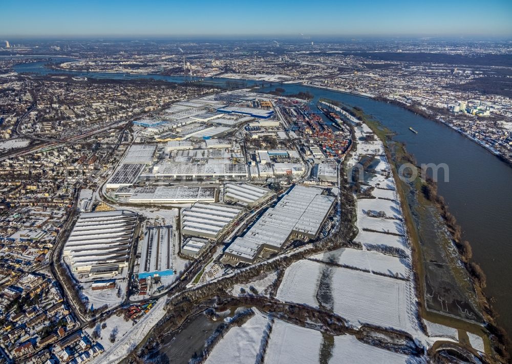 Duisburg from the bird's eye view: Wintry snowy industrial and commercial area along the Bliersheimer Strasse - Bismarckstrasse in Duisburg in the state North Rhine-Westphalia, Germany