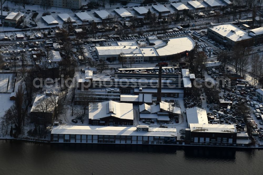 Aerial photograph Berlin - Wintry snowy spree river on Industrial and commercial area Bruno-Buergel-Weg in the district Niederschoeneweide in Berlin